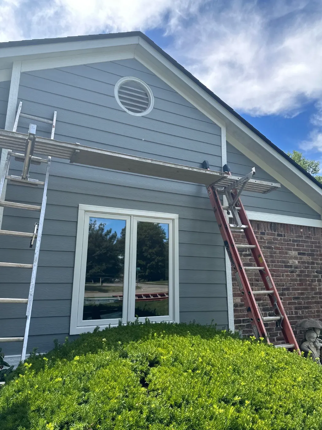 Vinyl siding replacement completed in Heather Knoll